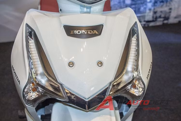 Các chi tiết khác như mặt nạ và xi-nhan trước được kế thừa từ "người anh em" Honda Click 125 tại Thái Lan. Bình xăng có dung tích 5,4 lít, thể tích cốp chứa đồ là 17 lít có khả năng để được mũ bảo hiểm toàn đầu.