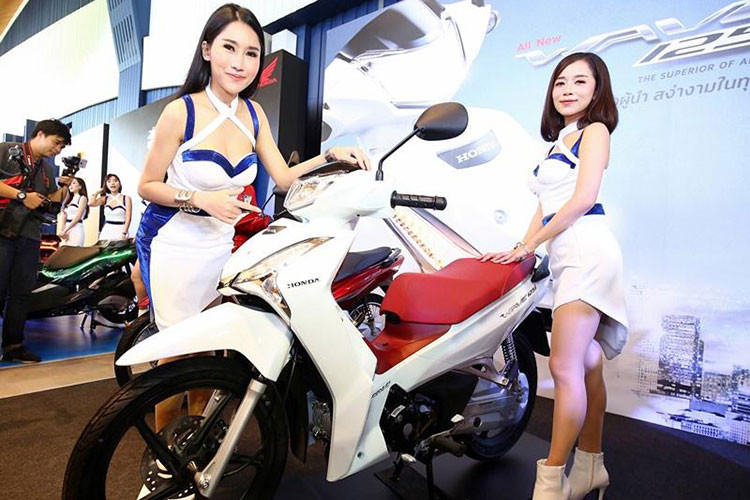 Honda Wave được xem là một trong những dòng xe số huyền thoại tại Việt Nam nhờ giá bán rẻ thích hợp với nhiều đối tượng cùng độ lành qua năm tháng. Tại thị trường Việt Nam, Honda phân phối mẫu xe này ra thị trường với 2 dòng: Wave Alpha 110cc có giá 17,99 triệu đồng và Wave RSX thể thao hơn có giá từ 21,49 triệu đồng.