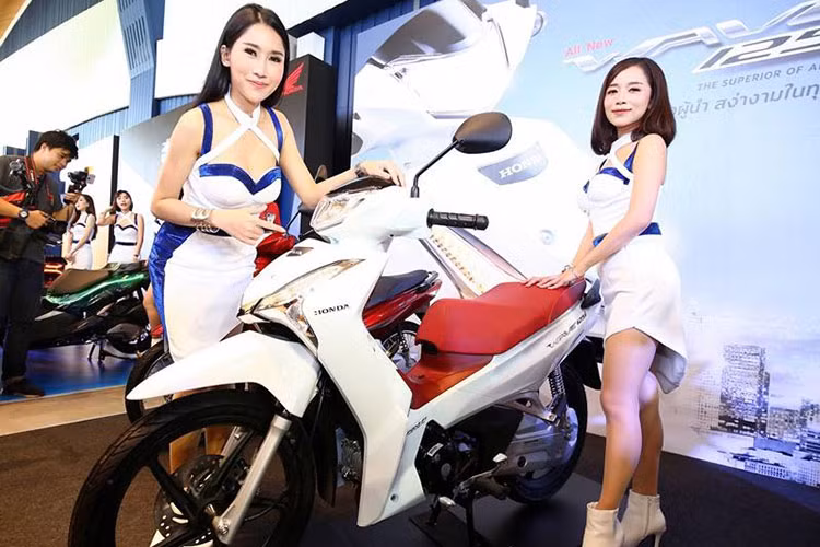 Honda Wave được xem là một trong những dòng xe số huyền thoại tại Việt Nam nhờ giá bán rẻ thích hợp với nhiều đối tượng cùng độ lành qua năm tháng. Tại thị trường Việt Nam, Honda phân phối mẫu xe này ra thị trường với 2 dòng: Wave Alpha 110cc có giá 17,99 triệu đồng và Wave RSX thể thao hơn có giá từ 21,49 triệu đồng.