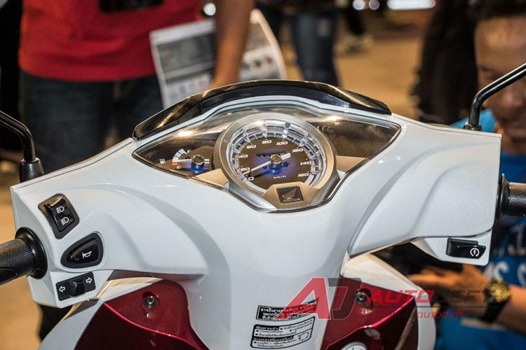 Bên cạnh đó, xe cũng được trang bị bảng đồng hồ thể thao hơn và đặc biệt với các chi tiết đèn led mới. Ngoài ra, ổ khóa của xe cũng được thiết kế hiện đại đa năng "4 trong 1" dễ sử dụng, an toàn và chống gỉ sét hiệu quả, bao gồm khóa điện, khóa từ, khóa cổ và khóa yên.