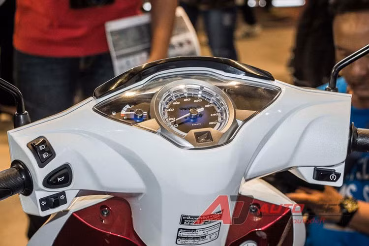 Bên cạnh đó, xe cũng được trang bị bảng đồng hồ thể thao hơn và đặc biệt với các chi tiết đèn led mới. Ngoài ra, ổ khóa của xe cũng được thiết kế hiện đại đa năng "4 trong 1" dễ sử dụng, an toàn và chống gỉ sét hiệu quả, bao gồm khóa điện, khóa từ, khóa cổ và khóa yên.