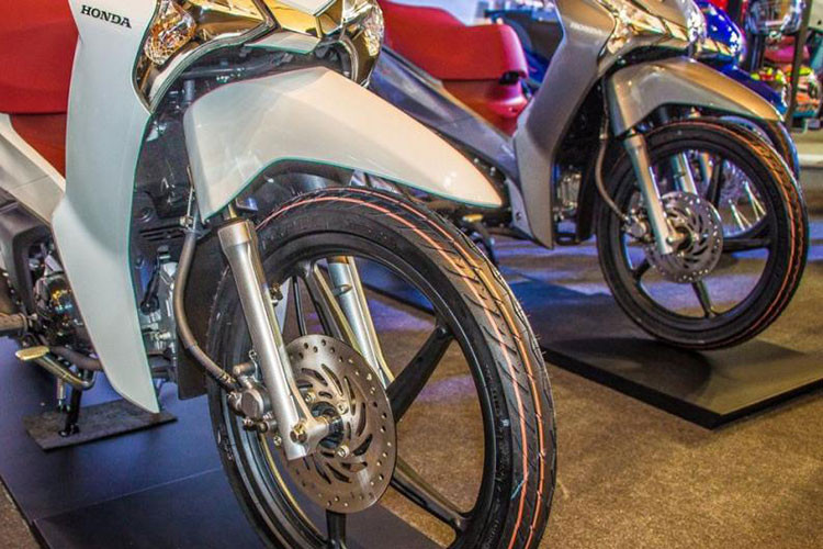 Tiếp đến, xe vẫn sử dụng phanh đĩa trước kết hợp phanh tang trống sau. Người mua có thể lựa chọn giữa hai phiên bản: vành hợp kim hoặc vành nan hoa, cả hai đều có kích thước vành là 17 inch. Honda Wave 125i 2018 sử dụng lốp không săm với kích thước 70/90 phía trước và 80/90 phía sau.