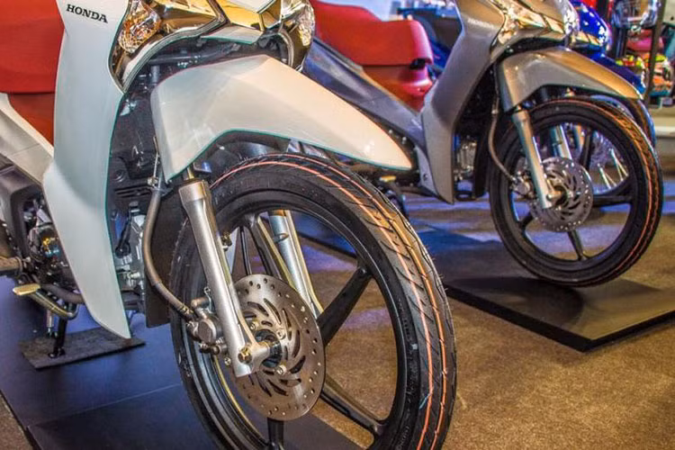 Tiếp đến, xe vẫn sử dụng phanh đĩa trước kết hợp phanh tang trống sau. Người mua có thể lựa chọn giữa hai phiên bản: vành hợp kim hoặc vành nan hoa, cả hai đều có kích thước vành là 17 inch. Honda Wave 125i 2018 sử dụng lốp không săm với kích thước 70/90 phía trước và 80/90 phía sau.