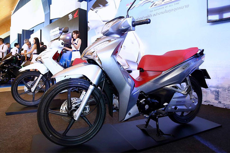 Xe vẫn được trang bị bình xăng phía dưới yên, hộc đựng đồ cũng được điều chỉnh lại lớn hơn để tối ưu hóa khả năng chứa đồ và thân thiện hơn với người sử dụng. Hệ thống đèn chiếu sáng phía sau của xe được thiết kế nguyên cụm với bóng chiếu sáng led hiện đại hơn trước đây.