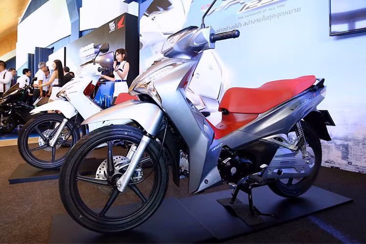 Xe vẫn được trang bị bình xăng phía dưới yên, hộc đựng đồ cũng được điều chỉnh lại lớn hơn để tối ưu hóa khả năng chứa đồ và thân thiện hơn với người sử dụng. Hệ thống đèn chiếu sáng phía sau của xe được thiết kế nguyên cụm với bóng chiếu sáng led hiện đại hơn trước đây.