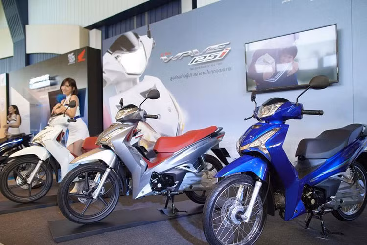 Honda Wave thế hệ mới được phân phối tại Thái Lan với giá bán từ 37 triệu đồng cho phiên bản tiêu chuẩn sử dụng vành nan hoa, đi kèm 3 tùy chọn màu sắc: đỏ, xanh, đen. Trong khi đó, bản cao cấp sử dụng vành đúc hợp kim sẽ có giá 38,4 triệu đồng cùng 3 màu: trắng, xám, đen.