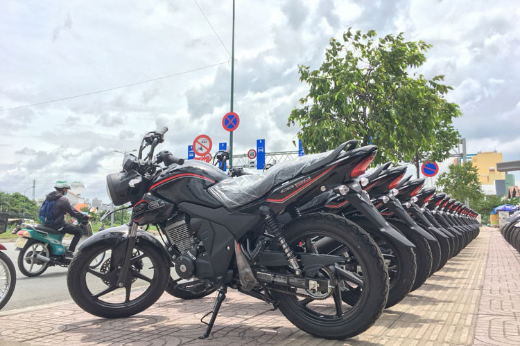 Tại Việt Nam, với tầm giá khoảng hơn 40 triệu đồng của Honda CB150 Verza người dùng có thể lựa chọn được nhiều mẫu xe ga và côn tay bình dân diện chính hãng, như Yamaha NVX, Yamaha Exciter hay Honda Winner, hoặc có thể xét đến những mẫu môtô nhập khẩu giá rẻ như Yamaha YB125 SP.