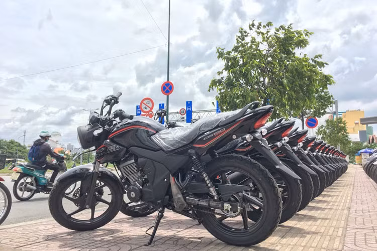 Tại Việt Nam, với tầm giá khoảng hơn 40 triệu đồng của Honda CB150 Verza người dùng có thể lựa chọn được nhiều mẫu xe ga và côn tay bình dân diện chính hãng, như Yamaha NVX, Yamaha Exciter hay Honda Winner, hoặc có thể xét đến những mẫu môtô nhập khẩu giá rẻ như Yamaha YB125 SP.