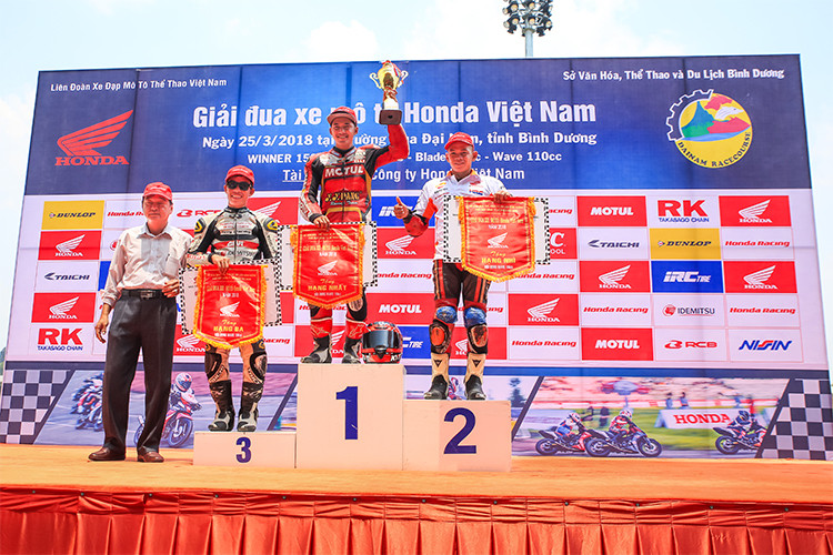 Cụ thể, trong thời gian vừa qua - Honda Việt Nam đã mời chuyên gia từ Nhật Bản tổ chức các khóa tập huấn trọng tài đua xe. Khóa tập huấn đầu tiên được tổ chức tại trường đua 2K, Bình Dương vào ngày 20-21/1. Đặc biệt, chính các trọng tài trên đã tham gia điều hành chặng đua tại trường đua Đại Nam ngày 25/3.