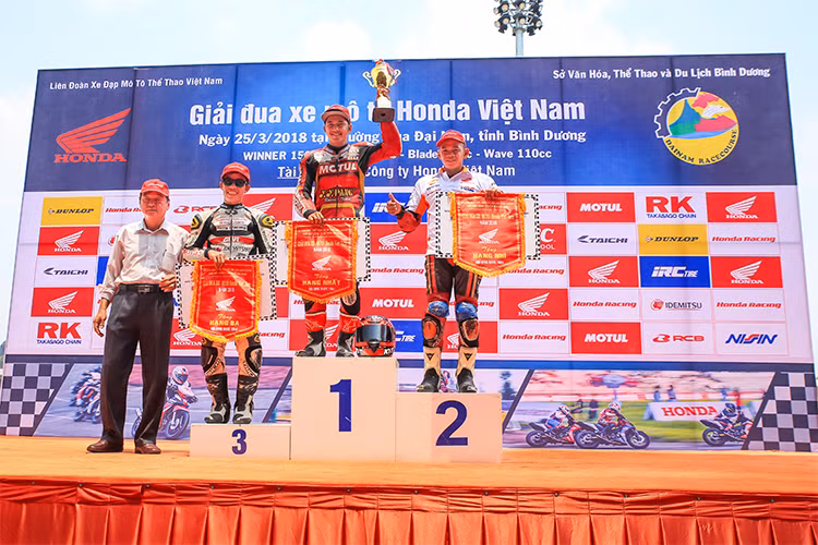 Cụ thể, trong thời gian vừa qua - Honda Việt Nam đã mời chuyên gia từ Nhật Bản tổ chức các khóa tập huấn trọng tài đua xe. Khóa tập huấn đầu tiên được tổ chức tại trường đua 2K, Bình Dương vào ngày 20-21/1. Đặc biệt, chính các trọng tài trên đã tham gia điều hành chặng đua tại trường đua Đại Nam ngày 25/3.