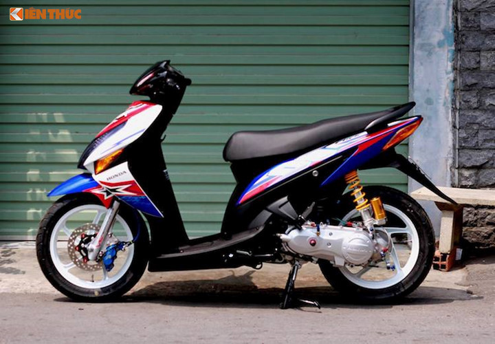 Trước khi Vision ra đời, xe ga Honda Click 110 từng là lựa chọn với mức giá rẻ của Honda tại thị trường Việt Nam. Được nữ giới cùng những người sử dụng bình thường khá ưa chuộng nhưng trong mắt dân chơi xe, Click 110 Việt đã bị "lu mờ" bởi các phiên bản Click tới từ Thái Lan hay Vario hay những mẫu xe tay ga công nghệ mới.