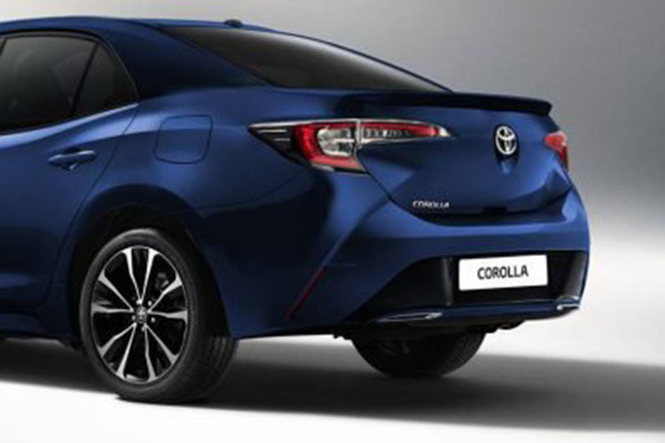 Về thiết kế, Corolla 2019 bản sedan không khác nhiều bản hatchback. Hình ảnh rò rỉ trên mạng cho thấy 2/3 chiếc sedan được thiết kế giống hatchback. Chỉ 1/3 phía sau được kéo dài hơn cho phần cốp đựng.