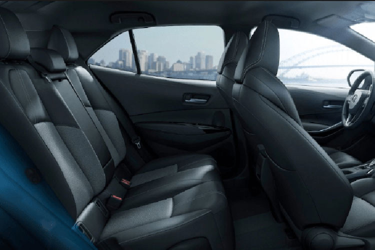 Phiên bản Corolla hatchback sử dụng một động cơ xăng 4 xi-lanh, dung tích 2.0 lít sản sinh 168 mã lực ở tua máy 6.600 vòng/phút và mô-men xoắn cực đại 155 lb-ft (210 Nm) ở tua máy 4.800 vòng/phút. Nó có hai lựa chọn hộp số gồm: một hộp số sàn 6 cấp và một hộp số vô cấp CVT Dynamic-Shift hoàn toàn mới với chế độ Sport và lẫy chuyển số.