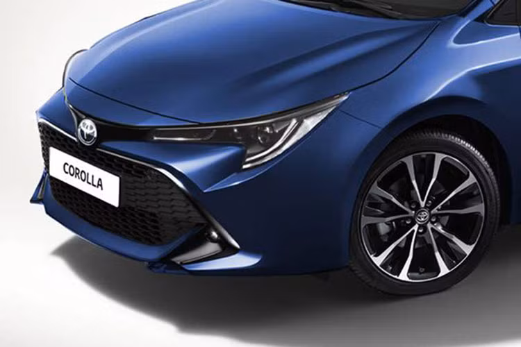 Toyota chưa tiết lộ nhiều thông tin về chiếc Corolla 2020. Hiện mới chỉ biết mẫu sedan này dùng chung nền tảng module TNGA với "người anh em" Toyota Corolla Hatchback 2019. Điều đó có nghĩa, mẫu xe bốn cửa sẽ có cùng sức mạnh động cơ với mẫu 5 năm cửa. 