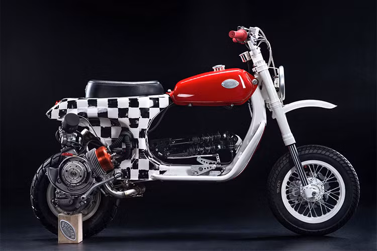 Sau khi qua tay lò độ Butcher Garage tại Nga, thật khó để nhìn ra đây là một chiếc Vespa PX 150 nhà Piaggio. Nó mang dáng dấp một chiếc xe scrambler cỡ nhỏ nhiều hơn nhưng lại vẫn ẩn hiện cái "hồn" scooter.