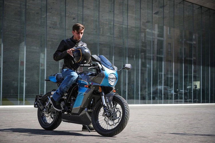 Phong cách Café Racer của xe còn thể hiện rõ qua bình xăng được gò tròn với hai hốc lõm ở phần đầu gối, bên dưới là yếm xe ốp kín, che nửa một nửa động cơ của xe. Bên cạnh đó là yên solo đậm chất Café Racer, ốp đuôi phía sau gọn gàng, ốp gầm động cơ.