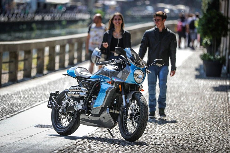 Trong khi cộng đồng biker đam mê tốc độ đang tập trung sự chú ý vào bộ đôi xe Aprilia RS660 và Tuono 660 sắp ra mắt trong thời gian tới thì hãng xe Ý vừa bất ngờ tung ra mẫu Aprilia Pagani 150 mới mang thiết kế Café Racer cổ điển.