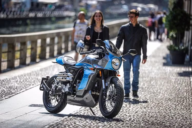 Trong khi cộng đồng biker đam mê tốc độ đang tập trung sự chú ý vào bộ đôi xe Aprilia RS660 và Tuono 660 sắp ra mắt trong thời gian tới thì hãng xe Ý vừa bất ngờ tung ra mẫu Aprilia Pagani 150 mới mang thiết kế Café Racer cổ điển.