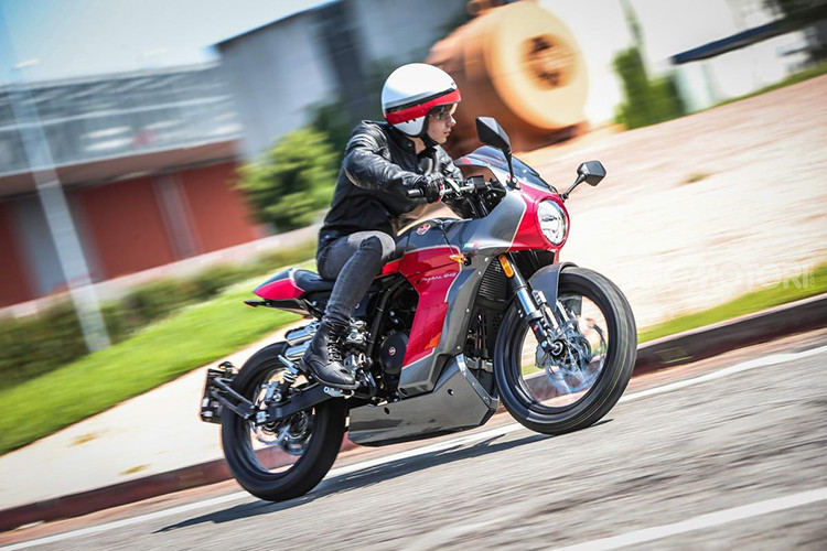 Tại thị trường Trung Quốc, giá xe Aprilia Pagani 150 được bán ra với mức chỉ 21.800 NDT (tương đương 71,6 triệu đồng), một mức giá hấp dẫn để sở hữu dòng xe Café Racer phân khối nhỏ này.