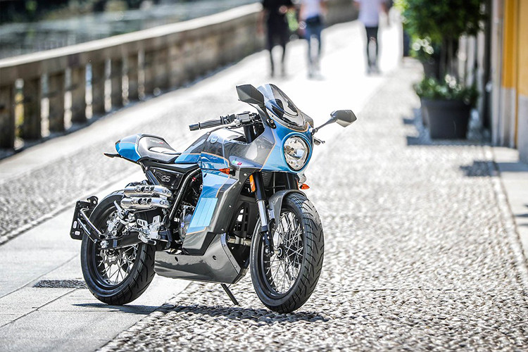 Theo đó Aprilia Pagani 150 2020 mới được phát triển dựa trên mẫu Aprilia CR150, nhưng mang trên mình dàn áo cổ điển đậm chất Café Racer. Điều này thể hiện rõ qua ốp đầu đèn đi liền với áo yếm ốp thân xe. Đèn pha của xe có tạo hình tròn cổ điển, bên trên là kính chắn gió đi liền với ốp đầu đèn rất đẹp mắt.