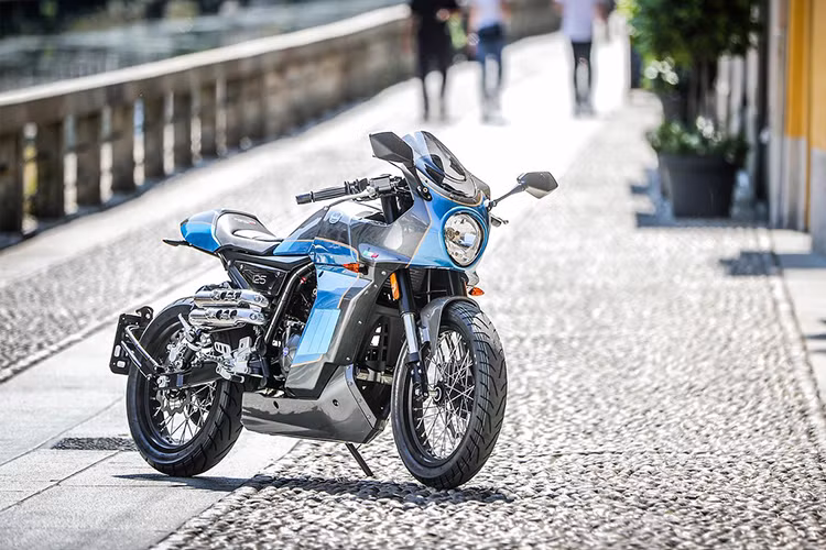 Theo đó Aprilia Pagani 150 2020 mới được phát triển dựa trên mẫu Aprilia CR150, nhưng mang trên mình dàn áo cổ điển đậm chất Café Racer. Điều này thể hiện rõ qua ốp đầu đèn đi liền với áo yếm ốp thân xe. Đèn pha của xe có tạo hình tròn cổ điển, bên trên là kính chắn gió đi liền với ốp đầu đèn rất đẹp mắt.