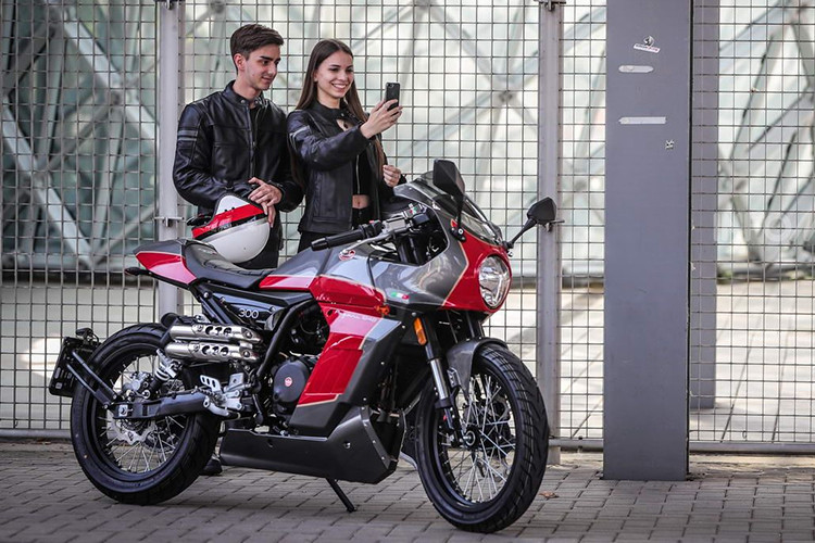 Cụ thể cặp phuộc trước hành trình ngược, hệ thống phanh đĩa ở cả trước và sau, pát biển số kiêm chắn bùn bắt càng và bảng đồng hồ kỹ thuật số. Dù mang dàn áo Café Racer nhưng Pagani 150 lại không được bo tròn cổ điển mà có những đường cắt khá sắc sảo. Màu sắc và tem xe cũng mang phong cách hiện đại với hai tông màu.