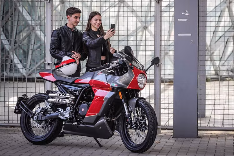 Cụ thể cặp phuộc trước hành trình ngược, hệ thống phanh đĩa ở cả trước và sau, pát biển số kiêm chắn bùn bắt càng và bảng đồng hồ kỹ thuật số. Dù mang dàn áo Café Racer nhưng Pagani 150 lại không được bo tròn cổ điển mà có những đường cắt khá sắc sảo. Màu sắc và tem xe cũng mang phong cách hiện đại với hai tông màu.