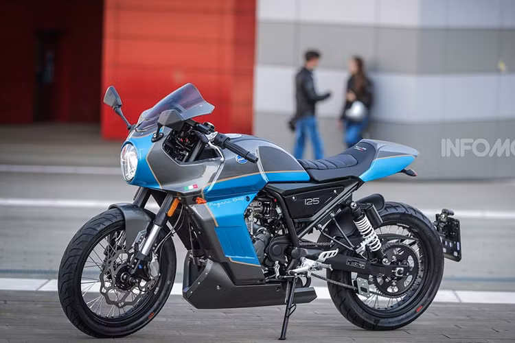 Được biết, mẫu xe môtô Aprilia Pagani 150 Café Racer là sản phẩm được hợp tác bởi Aprilia và đối tác Zongshen Piaggio Foshan và phân phối độc quyền tại thị trường Trung Quốc.