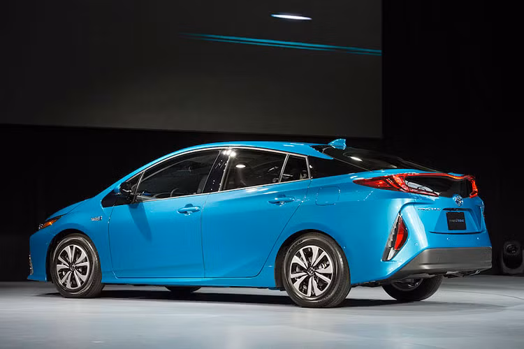 Về thiết kế, Prius Prime chia sẻ phần khung sườn của Prius thông thường và đã được cải thiện nhiều về tính năng lái cũng như vận hành.