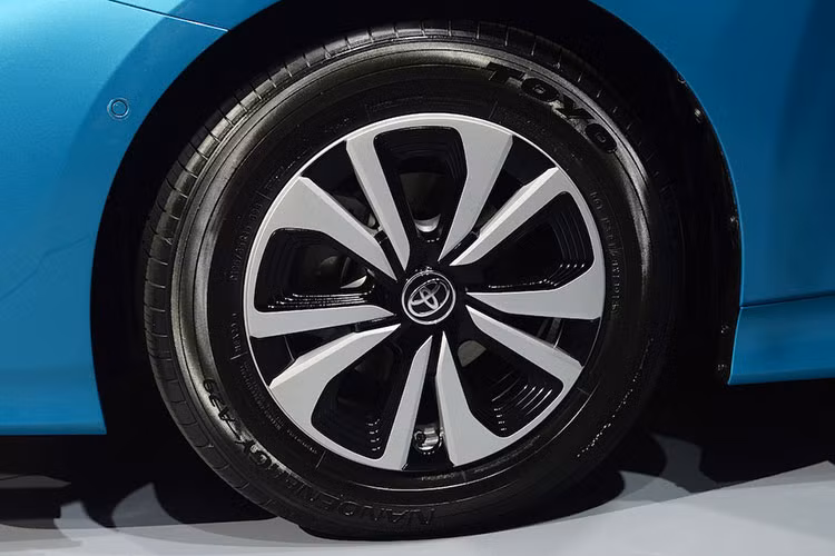 Bên cạnh bình xăng dung tích 43 lít, Toyota Prius Prime còn được trang bị bộ ắc-quy công suất 8.8 kWh và có thể sạc đầy bằng nguồn điện sinh hoạt trong vòng 5,5 giờ, hoặc một nửa thời gian đó nếu dùng nguồn 240V.