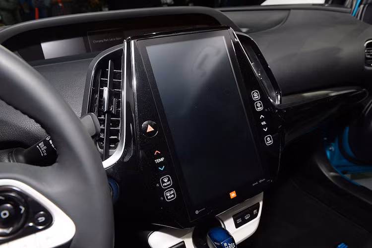 Với động cơ plug-in hybrid mới, Toyota Prius Prime có thể chạy được quãng đường 35km với lượng điện lưu trữ trong ắc-quy. So với một số đối thủ khác thì con số này khá khiêm tốn, tuy nhiên về mức tiêu hao nhiên liệu thì có vẻ Prius Prime nhỉnh hơn.