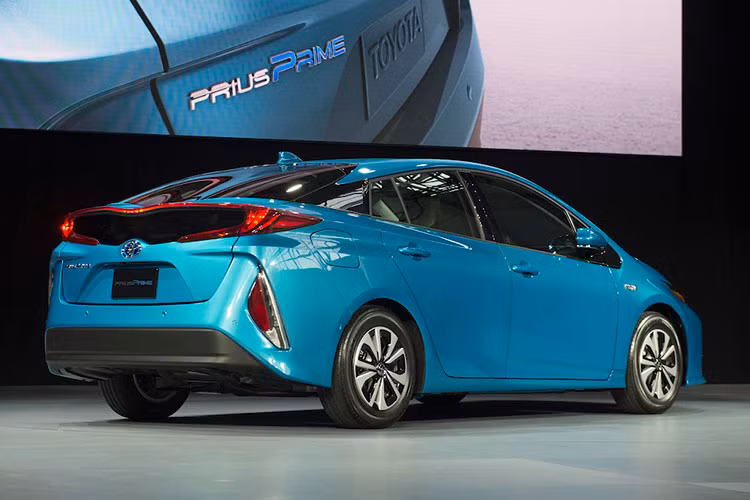 Nhằm giữ khả năng sinh công giống người tiền nhiệm, nhà sản xuất xe Nhật Bản đã cải tiến khá nhiều về khí động học của xe. Đặc biệt hơn thì xe còn có một bảng điều khiển năng lượng mặt trời trên nóc giúp sạc pin bằng ánh sáng mặt trời.