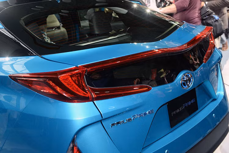 Toyota trang bị cho Prius Prime bình xăng dung tích 43 lít và khi kết hợp với ắc-quy sạc đầy thì dự kiến chiếc xe sẽ có thể đi được quãng đường hơn 960 km - một con số khá ấn tượng cho mẫu xe mới này.