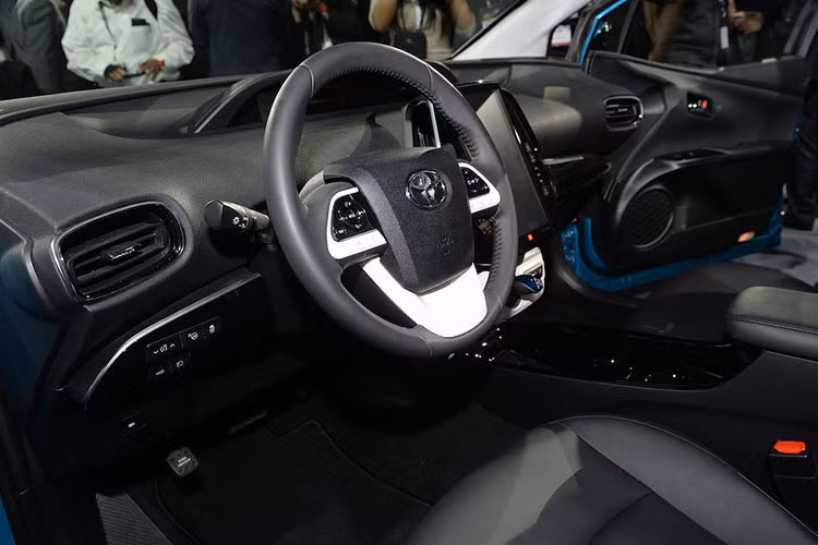 Phiên bản Prime 2016 có một số tuỳ chọn đặc biệt gồm màn hình trung tâm 11,6” bố trí theo chiều dọc, cùng nhiều tính năng an toàn chủ động như phanh khẩn cấp tự động, hỗ trợ và cảnh báo chệch làn đường, kiểm soát tốc độ bằng radar, tự động đỗ song song.