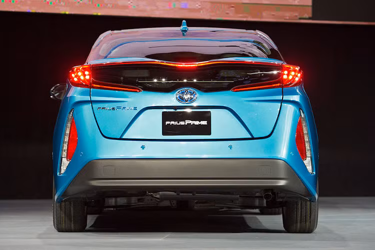 Ở phía sau đuôi cũng giống như đầu xe, các kỹ sư của Toyota cũng bố trí cụm đèn hậu mới với kích thước lớn và bao trùm gần toàn bộ đuôi.