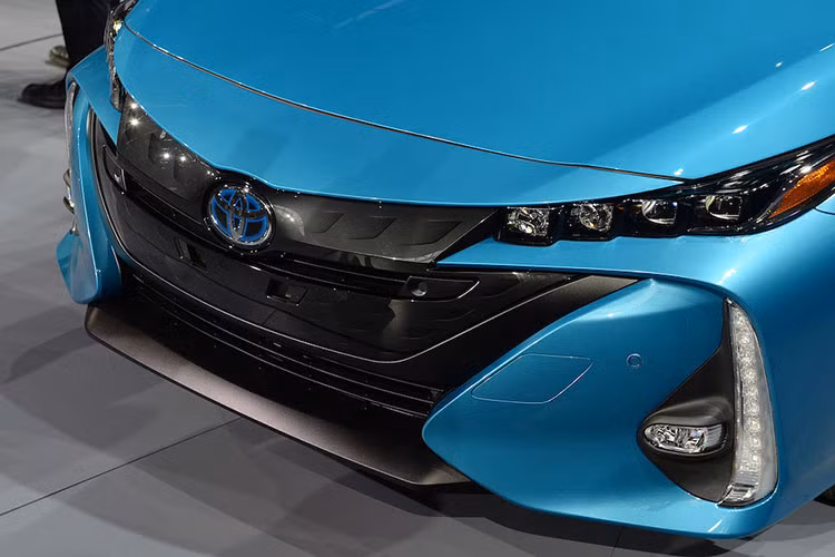 Đầu xe ngoài cụm đèn led mới còn có logo Toyoa mang biểu tượng "xanh", dàn lưới tản nhiệt phía trước được thiết kế màu đen hầm hố. Nắp ca pô dốc về phía trước thiêys kế liền mạch với phần đầu và thân xe.