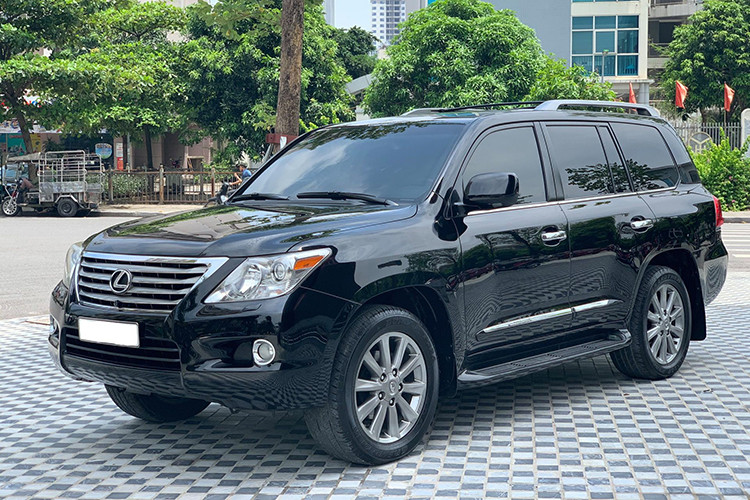 Giá xe Lexus LX570 phiên bản mới nhất đang được bán chính hãng tại Việt Nam ở mức khoảng 8,3 tỷ đồng. Chiếc xe trong bài viết này là phiên bản 2010 được chủ nhân chào bán với giá hơn 2,5 tỷ đồng - khá cao so với một chiếc xe SUV hạng sang LX750 đã qua sử dụng 10 năm, tuy nhiên nó lại luôn được người dùng Việt ưa chuộng.