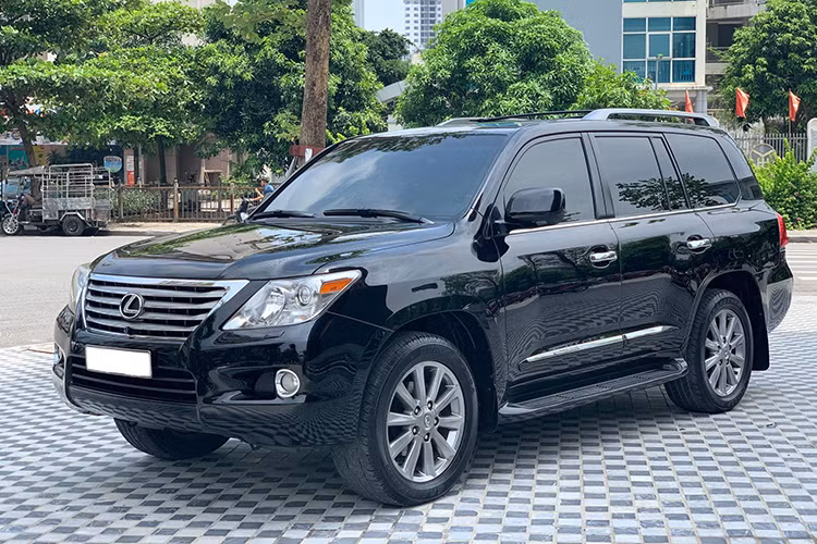 Giá xe Lexus LX570 phiên bản mới nhất đang được bán chính hãng tại Việt Nam ở mức khoảng 8,3 tỷ đồng. Chiếc xe trong bài viết này là phiên bản 2010 được chủ nhân chào bán với giá hơn 2,5 tỷ đồng - khá cao so với một chiếc xe SUV hạng sang LX750 đã qua sử dụng 10 năm, tuy nhiên nó lại luôn được người dùng Việt ưa chuộng.