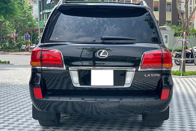 Đèn hậu ứng dụng toàn bộ công nghệ LED được bố trí bằng 4 dải đèn tập trung mang lại cho chiếc xe hơi thở của công nghệ hiện đại. Mặc dù đã được tiến hành nâng cấp sang trọng hơn trước, nhưng LX570 vẫn luôn có đầy đủ đặc trưng off-road, móc kéo trên thanh cản sau được giữ lại hoàn toàn nhằm đảm bảo tính việt dã nguyên bản của một chiếc SUV, tay nắm cửa và bậc bước lên xuống to hơn phong cách đậm chất Mỹ.