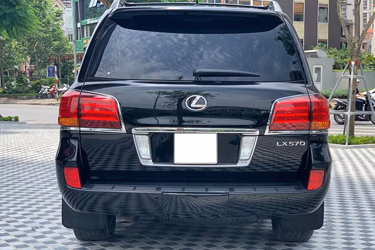 Đèn hậu ứng dụng toàn bộ công nghệ LED được bố trí bằng 4 dải đèn tập trung mang lại cho chiếc xe hơi thở của công nghệ hiện đại. Mặc dù đã được tiến hành nâng cấp sang trọng hơn trước, nhưng LX570 vẫn luôn có đầy đủ đặc trưng off-road, móc kéo trên thanh cản sau được giữ lại hoàn toàn nhằm đảm bảo tính việt dã nguyên bản của một chiếc SUV, tay nắm cửa và bậc bước lên xuống to hơn phong cách đậm chất Mỹ.