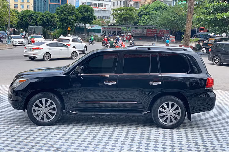 Về ngoại hình, chiếc SUV hạng sang Lexus LX570 đời 2010 này vẫn kế thừa những đường nét thiết kế to, rộng như đã từng có trên mẫu LX470 trước đó. Không chỉ có sự kế thừa và tránh mang tiếng mượn dáng vóc của "người anh em" Toyota Land Cruiser, sang thế hệ thứ 3 thương hiệu xe sang Lexus đã tạo cho LX570 ngôn ngữ thiết kế L-Finesse.
