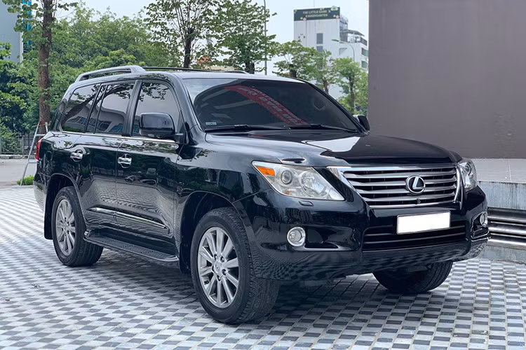 Những chiếc xe sang thương hiệu Lexus luôn được ưu ái tại thị trường Việt Nam bởi khả năng giữ giá và sự bền bỉ theo thời gian. Hiện nay, những chiếc Lexus LX 570 đời cũ vẫn được chào bán với mức giá cả tỷ đồng. Chiếc xe trong bài viết thuộc phiên bản 2010, lăn bánh hơn 6 vạn km và đang được chủ nhân chào bán tại sàn xe cũ Hà Nội.