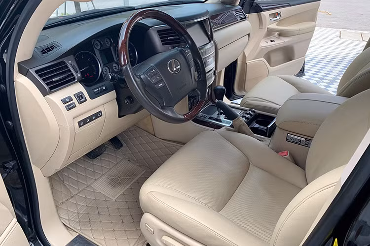 Nội thất LX570 cũng được thiết kế to hơn phù hợp với tỉ lệ của thân xe. Vô-lăng bốn chấu, bán kính lớn, thích hợp với việc điều khiển trên những con đường việt dã. Bảng đồng hồ điện tử vẫn dựa trên thiết kế hai vòng truyền thống, đồng hồ báo xăng, nhiệt độ nước, dầu máy và ắc quy đều được thể hiện đơn giản bằng bốn vòng đèn LED.