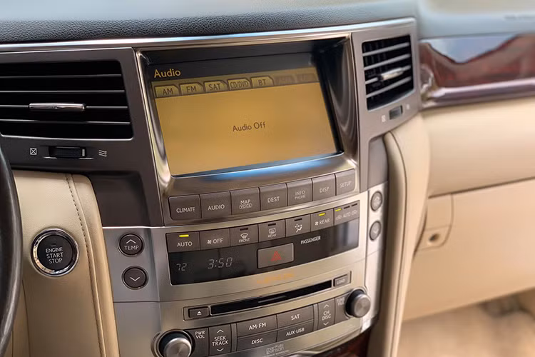 Bảng điều khiển trung tâm là một tổ hợp gồm loa, hệ thống dẫn đường, điều chỉnh điều hoà được phân bố hợp lý. Màn hình LCD cảm hứng rộng 8 inch có tích hợp hệ thống dẫn đường bằng giọng nói. Hệ thống âm thanh Mark Levison 9 loa, ổ DVD/CD 6 đĩa, âm thanh Logic 5.1 bố trí quanh xe tạo nên một rạp hát di động cho không gian bên trong của LX570.