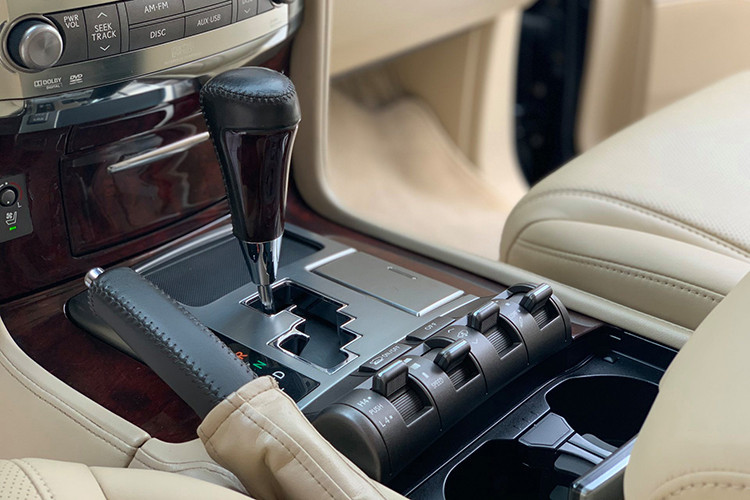 LX570 sở hữu động cơ V8 5.7L Dual VVT-i, công suất cực đại 367ml/5.600v/ph, mô-men xoắn 530Nm/3.200v/ph. Vòng tua động cơ tăng nhanh giúp phát huy tác dụng một cách tối đa, đem lại sức mạnh cần thiết bất kể khi chiếc xe tăng tốc trên đường bằng phẳng hay leo dốc. Hộp số tay 6 cấp bán tự động kết hợp với sức mạnh động cơ 5.7L giúp cho chiếc LX570 nặng gần 3 tấn vẫn có thể vận hành một cách ổn định.