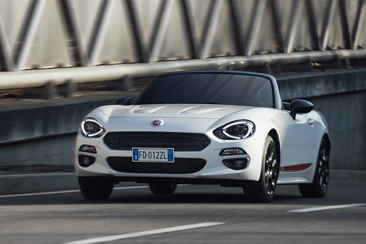 Chiếc roadster nhà Fiat mất 7,5 giây để tăng tốc từ 0 - 100km/h (7,6 giây với phiên bản số tự động) trước khi đạt tốc độ tối đa 215 km/h. Sử dụng hệ thống lái trợ lực điện, cải tiến về độ rung và giảm tiếng ồn, trọng lượng nhẹ cân bằng trọng lượng tốt, động cơ tăng áp đảm bảo một trải nghiệm lái phấn khích cho khách hàng.