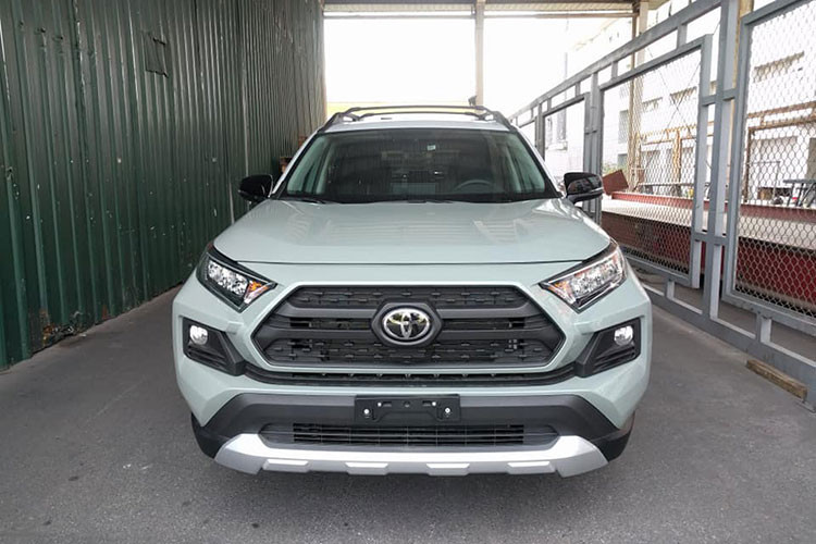Bước sang thế hệ mới, Toyota RAV4 2019 mới sở hữu chiều dài 4.595 mm, rộng 1.854 mm, cao 1.699 mm và chiều dài cơ sở 2.689 mm. So với thế hệ cũ, mẫu xe này dài hơn 5 mm trong khi chiều dài cơ sở tăng 30,5 mm. Thêm vào đó là khoảng sáng gầm 165 mm, tăng 13 mm so với trước.