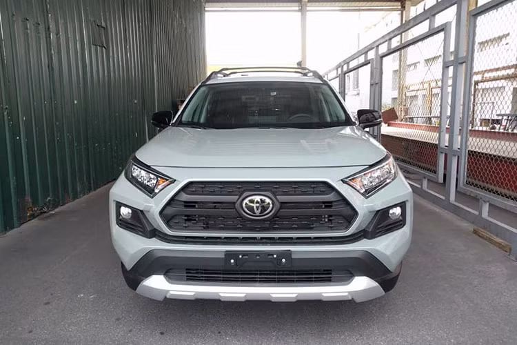 Bước sang thế hệ mới, Toyota RAV4 2019 mới sở hữu chiều dài 4.595 mm, rộng 1.854 mm, cao 1.699 mm và chiều dài cơ sở 2.689 mm. So với thế hệ cũ, mẫu xe này dài hơn 5 mm trong khi chiều dài cơ sở tăng 30,5 mm. Thêm vào đó là khoảng sáng gầm 165 mm, tăng 13 mm so với trước.