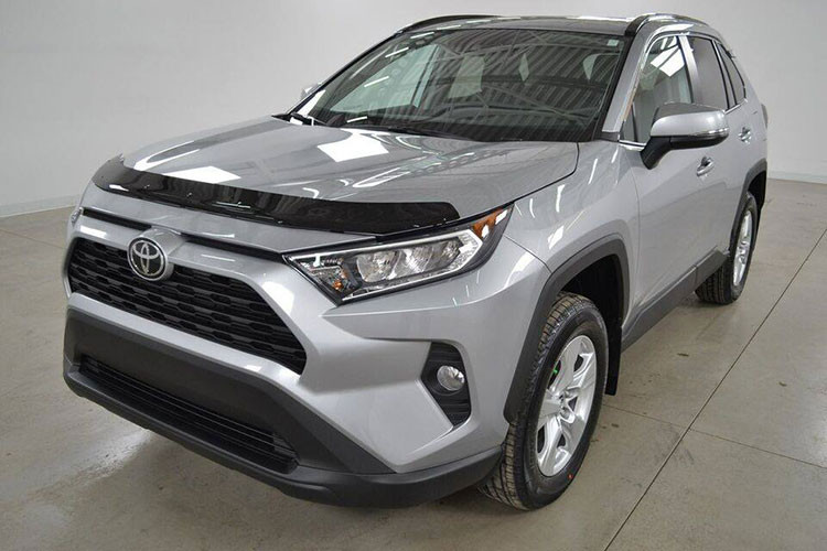 Được biết, giá xe Toyota RAV4 2019 nhập khẩu tư nhân này bán ra khoảng hơn 100.000 USD (tương đương 2,3 tỷ đồng). Như vậy, so với những mẫu crossover cỡ C hiện đang được phân phối chính hãng tại Việt Nam như Honda CR-V, Mazda CX-5, Nissan X-Trail hay Hyundai Tucson, chiếc Toyota RAV4 2019 này đắt gấp đôi.