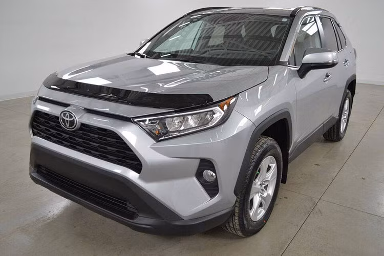 Được biết, giá xe Toyota RAV4 2019 nhập khẩu tư nhân này bán ra khoảng hơn 100.000 USD (tương đương 2,3 tỷ đồng). Như vậy, so với những mẫu crossover cỡ C hiện đang được phân phối chính hãng tại Việt Nam như Honda CR-V, Mazda CX-5, Nissan X-Trail hay Hyundai Tucson, chiếc Toyota RAV4 2019 này đắt gấp đôi.